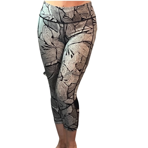 Lululemon Goal Crusher
Leggings 23โ inseam Black White
Tight Mesh Dottie Pockets - Picture 4 of 11